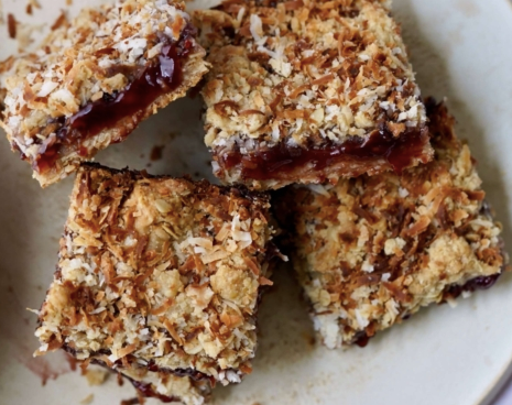 Looma Recipes | Unrefined homemade coconut raspberry oat bars (no added sugar) | Looma Recipes