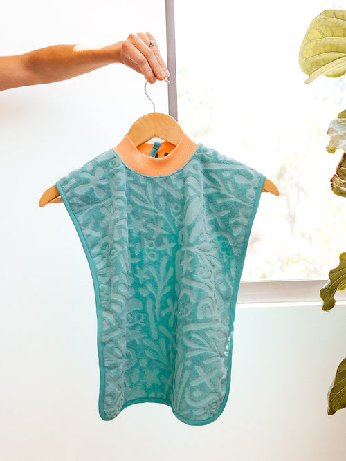 Looma soft, durable, absorbent, comfortable, 100% cotton terry towelling feeding bib for starting solids, suitable for babies and toddlers. gender neutral colour, baby feeding and mealtime essential. 