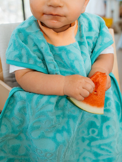 
Looma soft, durable, absorbent, comfortable, 100% cotton terry towelling feeding bib for starting solids, suitable for babies and toddlers. gender neutral colour, baby feeding and mealtime essential. 
