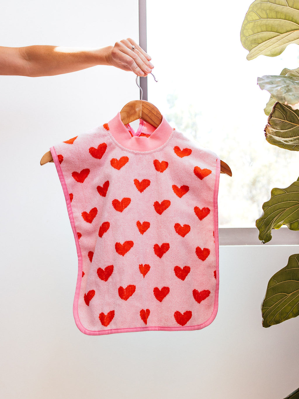 
Looma soft, durable, absorbent, comfortable, 100% cotton terry towelling feeding bib for starting solids, suitable for babies and toddlers. baby feeding and mealtime essential. 
