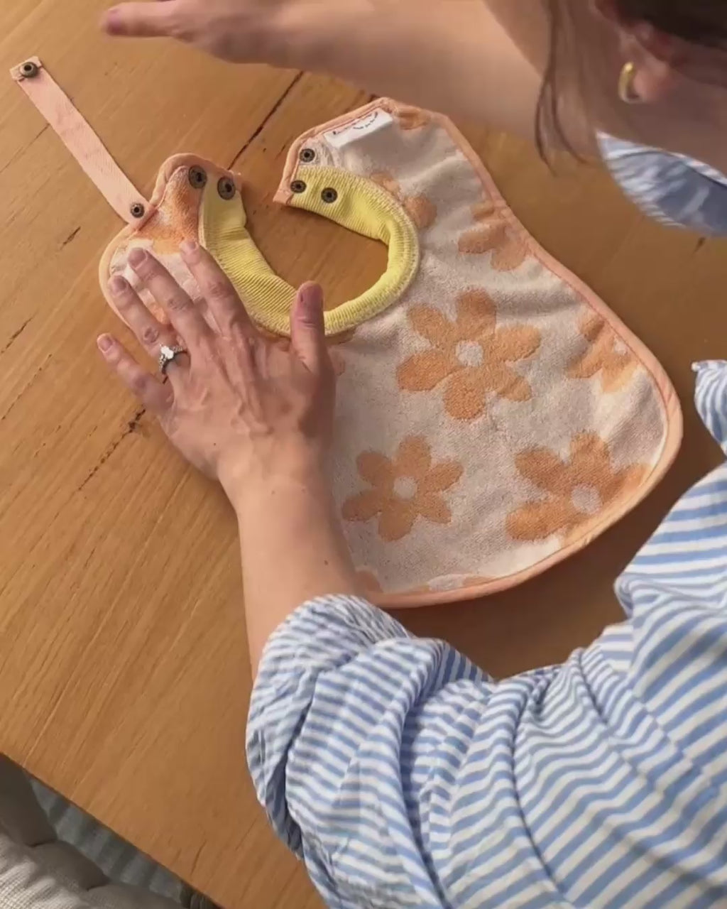 TerryTots™ Travel Bib - Daisies